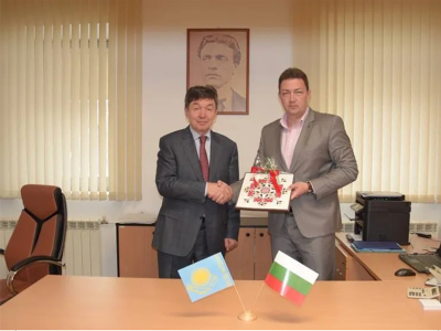 Културен мост между България и Казахстан: Картина с шевица „Елбетица“ от StefArt Stone – подарък за посланика