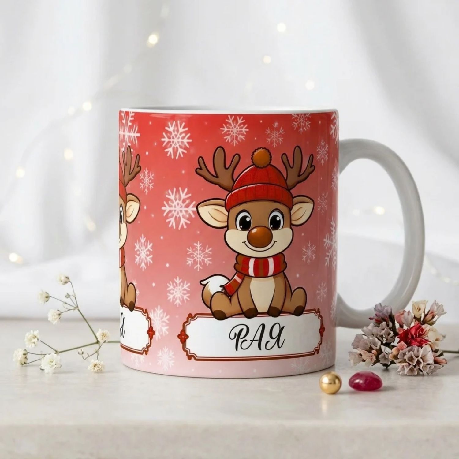 Два изгледа на една персонализирана коледна чаша с име за момиче и еленче