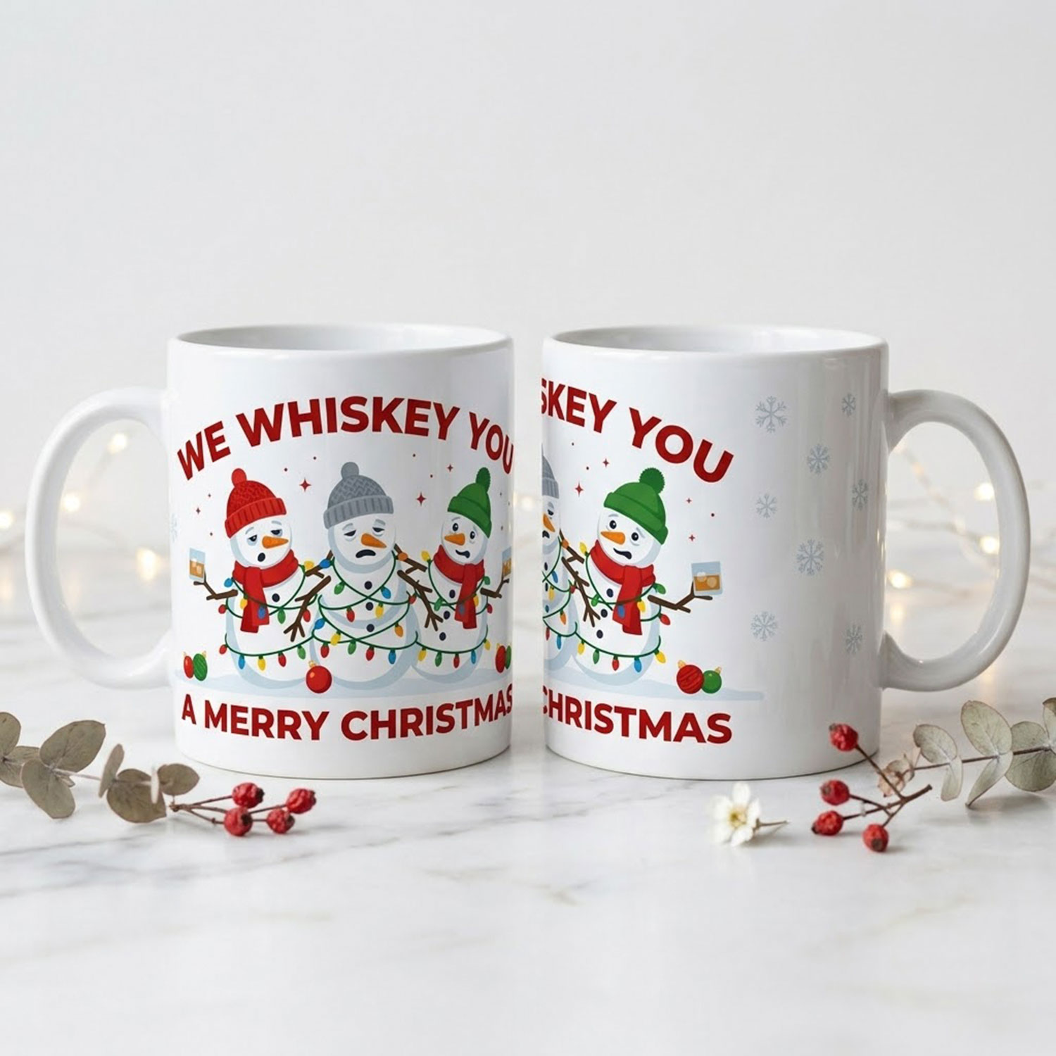 Два изгледа на една забавна коледна чаша със снежни човеци и надпис We Whiskey You a Merry Christmas