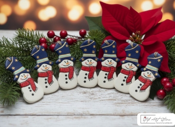 Ръчно изработена КОЛЕДНА ИГРАЧКА Снежен Човек от глина/керамика синя шапка червен шал висулка