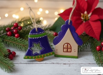 Комплект $2$ бр. ръчно рисувани коледни висулки (камбанка синя и къщичка лилава) керамична украса