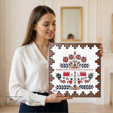 Голяма картина с шевица Дървото на живота и птици, държана в ръце за мащаб - рустик стил