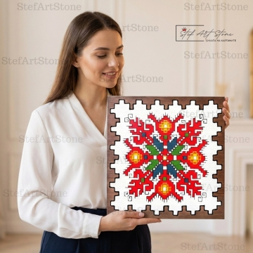 Жена държи луксозна картина с богата българска шевица Елбетица