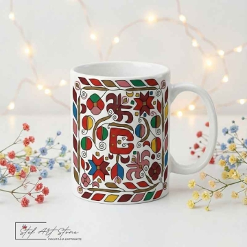 Керамична Чаша "Българска Традиция" – Цветна Шевица (Етно Подарък в Кутия)