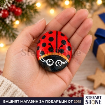 Рисуван камък червена калинка с черни точки