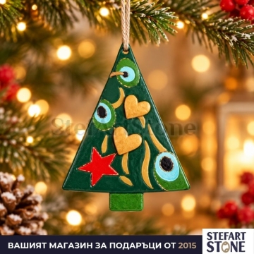 Зелена коледна елхичка от глина с жълти сърца и звезди