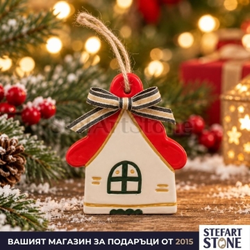 Ръчно изработена коледна къщичка от глина с червен покрив