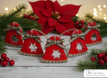 Ръчно изработена КОЛЕДНА УКРАСА ЗА ЕЛХА камбанка червена керамика звезда панделка