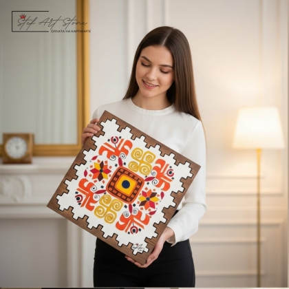 Голяма етно картина с мотив Елбетица Вихър, държана в ръце за мащаб