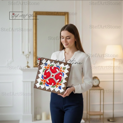 Жена държи ярка картина с Шопска Елбетица в червено