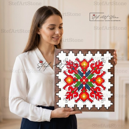 Жена държи луксозна картина с богата българска шевица Елбетица