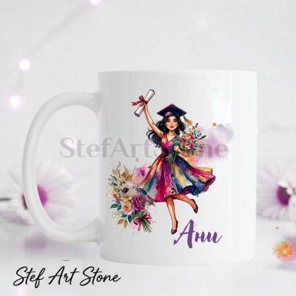 Бяла керамична чаша за абитуриентка с висококачествен акварелен дизайн на момиче в розова тога, цветна рамка и надписи Честито завършване Виктория Випуск 2026, поставена до подаръчна кутия