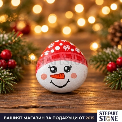 Ръчно рисуван морски камък „Снежен човек“ с червена шапка