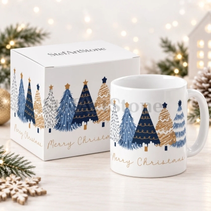 Коледна чаша Merry Christmas със стилизирани сини и златисти елхи до тематична кутия