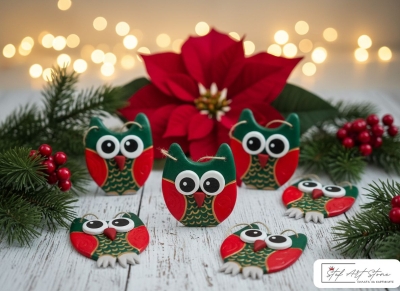 Ръчно изработена коледна украса бухал от глина/керамика зелено червено 12 см висулка