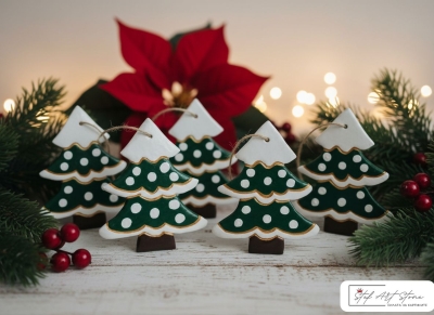 Ръчно рисувана КОЛЕДНА ИГРАЧКА - ЕЛХА керамика зелена с бели точки и снежен връх