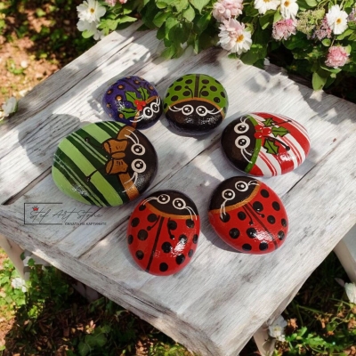 Комплект рисувани камъни с калинки Коледна декорация