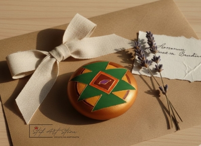 Канатица върху камък 