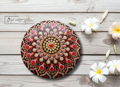 Ръчно рисуван камък Мандала (12 см) в червено и златно