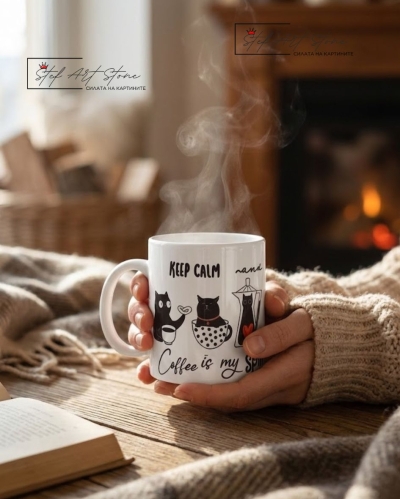 Уютна керамична чаша за кафе с котки държана от жена пред камина.
