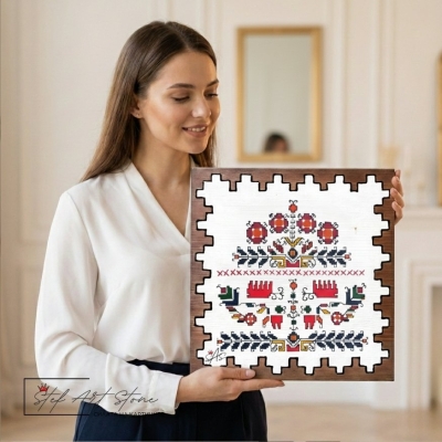 Голяма картина с шевица Дървото на живота и птици, държана в ръце за мащаб - рустик стил