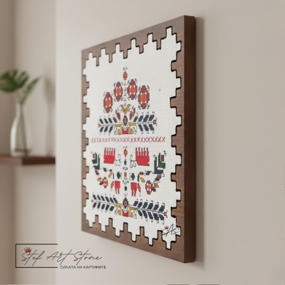 Близък план на уникалния назъбен рустик борд и текстурата на рисуваната шевица върху дърво