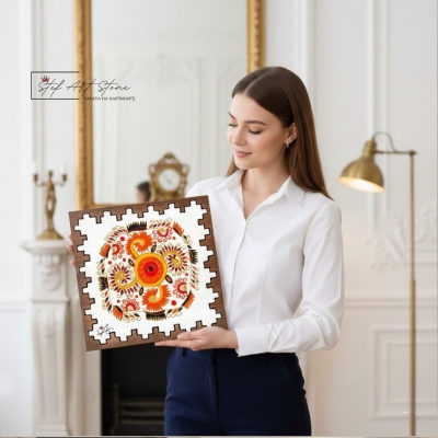 Дървено пано с шевица изобразяваща древния знак на слънцето и късмета