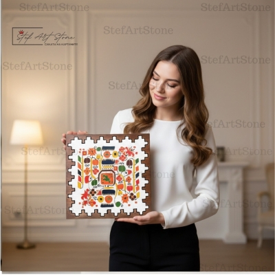 Жена държи ръчно рисувана картина с българска шевица за радост и изобилие