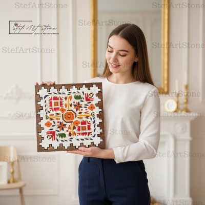 Жена държи уникална дървена картина с фолклорен мотив за семеен уют