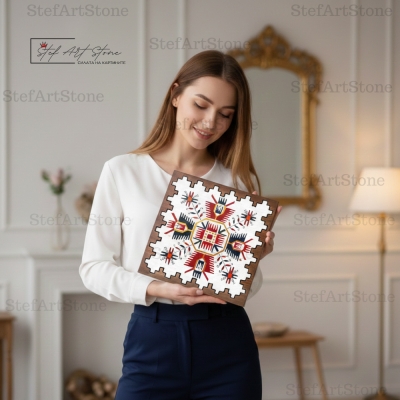 Жена държи картина Елбетица Щит и Закрила - идея за подарък