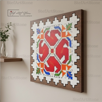 Близък план на ръчно рисувана Шопска Елбетица върху дърво