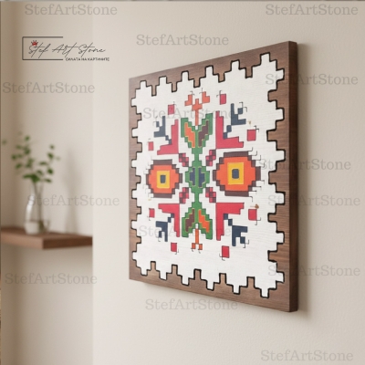 Детайл на дървено пано с шевица Очите на Мъдростта и рустик борд