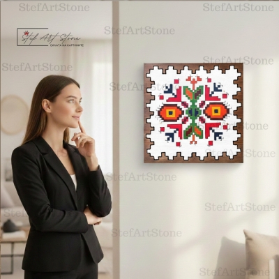 Интериорна декорация с цветна българска шевица върху дърво