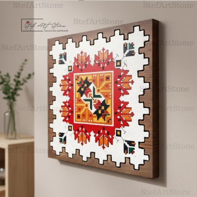 Детайл на масивна дървена картина с геометрична шевица и рустик борд