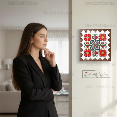 Елегантна декорация за стена с флорална българска шевица върху дърво