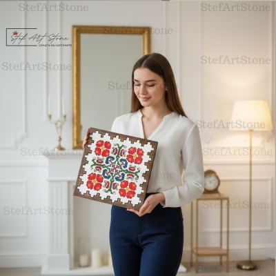 Жена държи ръчно изработена картина с шевица за здраве и живот