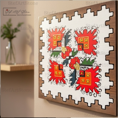 Детайл на ръчно рисувана картина с червени божури и етно мотиви