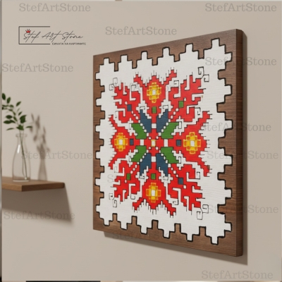 Детайл на прецизно изрисувана шевица Елбетица върху дърво