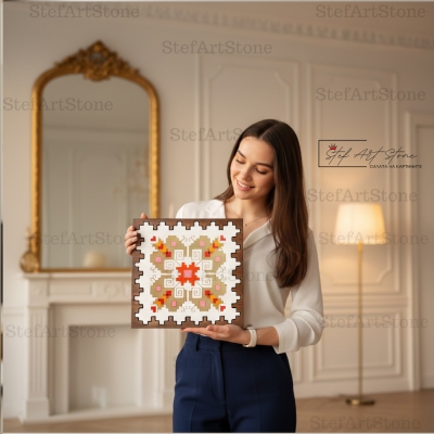 Жена държи красива пастелна картина с мотив Елбетица