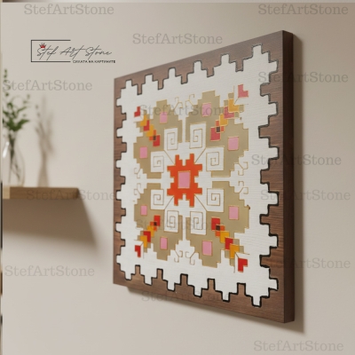 Детайл на ръчно рисувана шевица в златно и бежово върху дърво