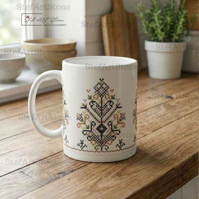 Елегантна чаша с фолклорен мотив Дървото на живота върху дървен плот