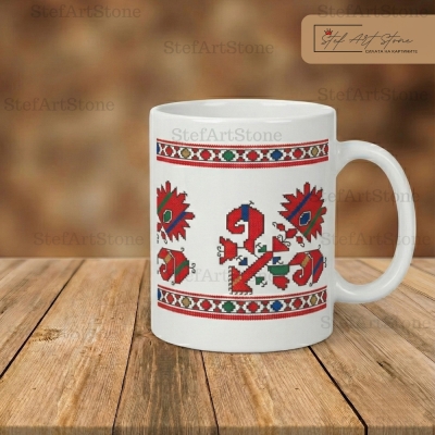 Бяла чаша с автентична шевица от Розовата долина