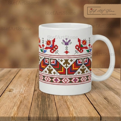 Бяла чаша с пъстра шевица изобразяваща хоро и геометрични фигури