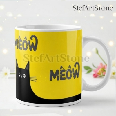Забавна чаша за подарък с черна котка и надпис meow в жълта подаръчна кутия