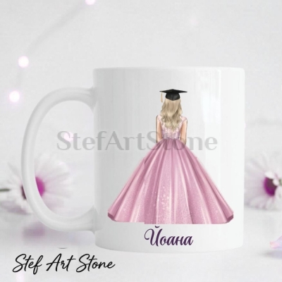 Бяла керамична чаша за подарък за абитуриентка с красива илюстрация на момиче в ефирна розова бална рокля и академична шапка, с персонализирано име Йоана