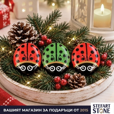 Комплект 3 рисувани камъни калинки в червено и зелено, 7–8 см