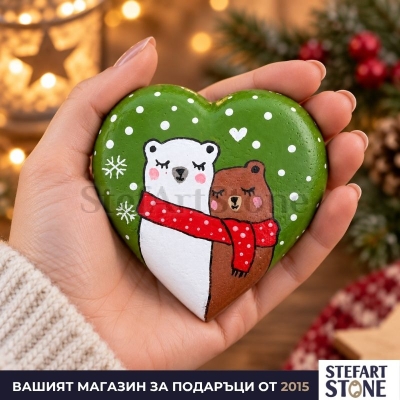 Коледно сърце с мечета 10 см, показано в ръка за мащаб