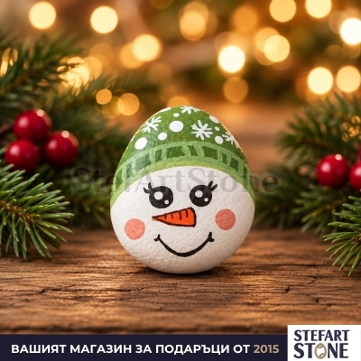 Ръчно рисуван коледен камък „Снежен човек“ – зелена шапка