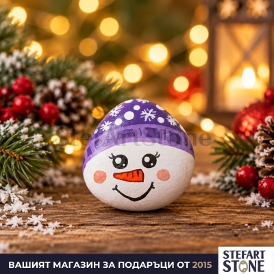 Ръчно рисуван коледен камък „Снежен човек“ – лилава шапка