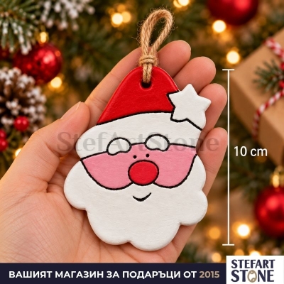 Ръчно изработен Дядо Коледа за елха 10 см, държан в ръка